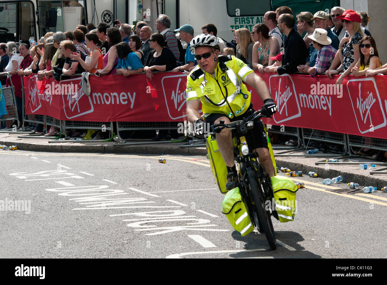 paramedic on a cycle at the Virgin London Marathon Stock Photo