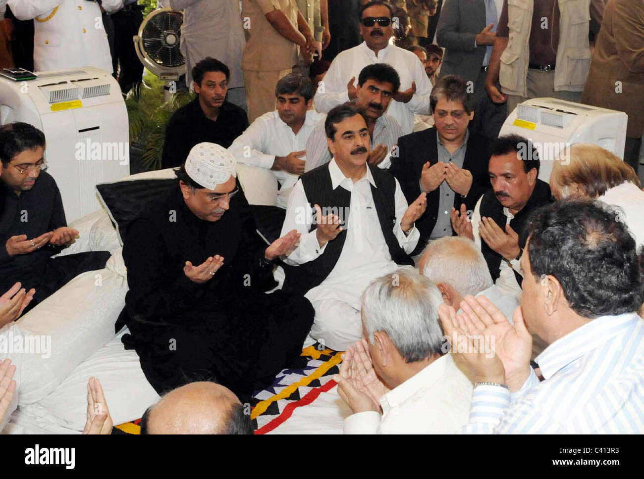 President, Asif Ali Zardari, Prime Minister, Syed Yousuf Raza Gilani and other offer Dua (pray) for Hakim Ali Zardari Stock Photo