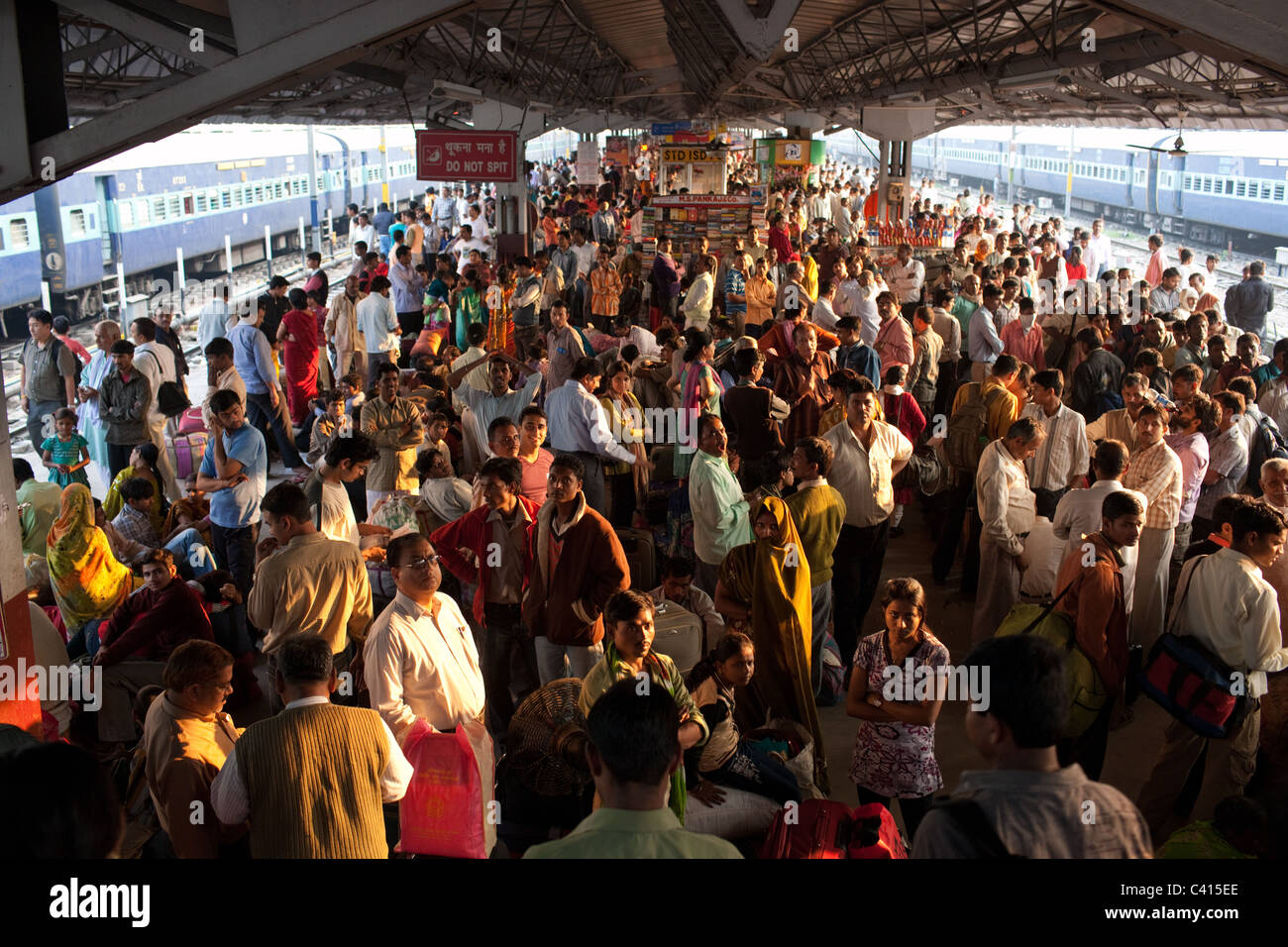 A crowded train platform in Patna Junction train station in Patna, Bihar, India Stock Photo
