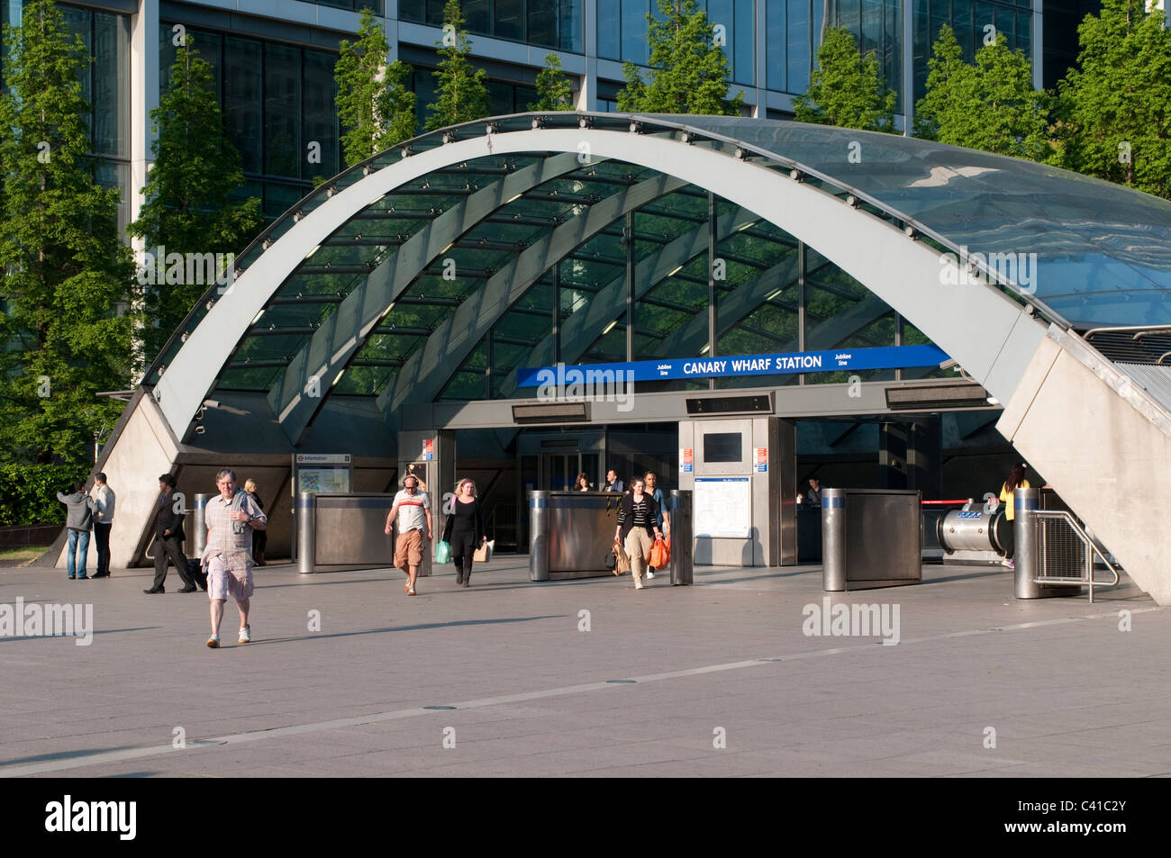Canary Wharf Tube High Resolution Stock Photography and Images - Alamy