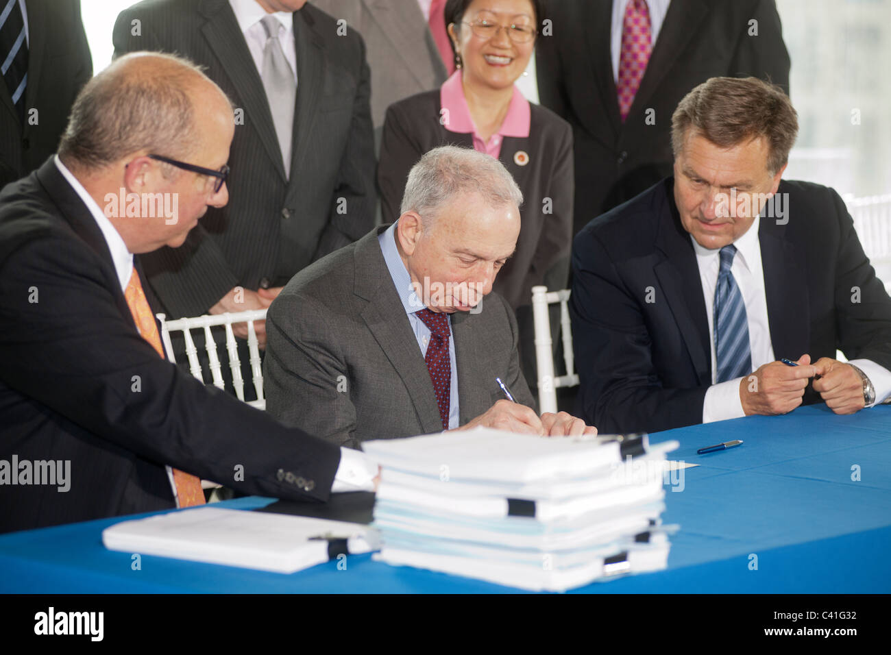 Lease signing between Conde Nast and the Port Authority of NY&NJ for space in One World Trade Center Stock Photo