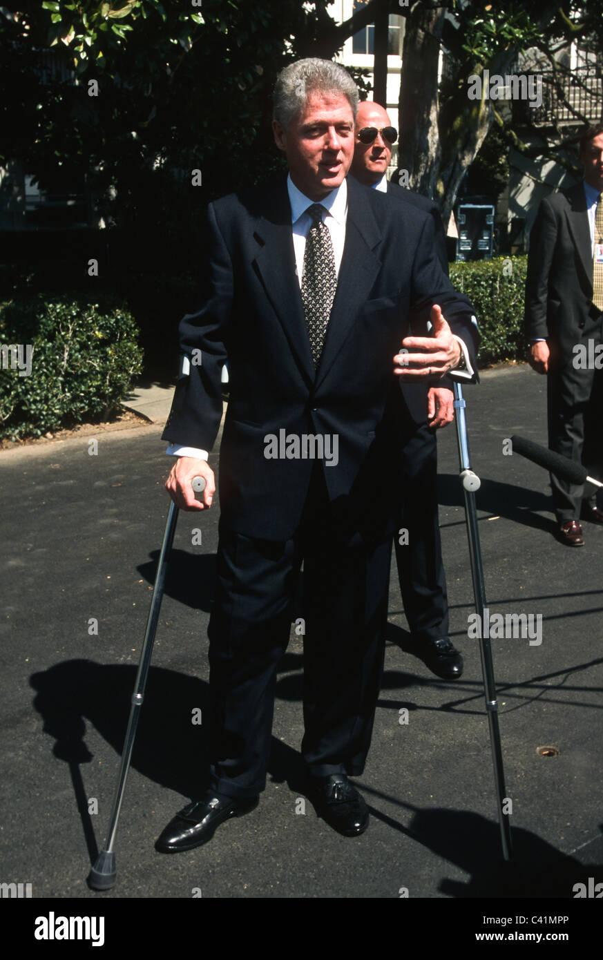 President Bill Clinton on crutches at the White House in Washington, DC Stock Photo Alamy