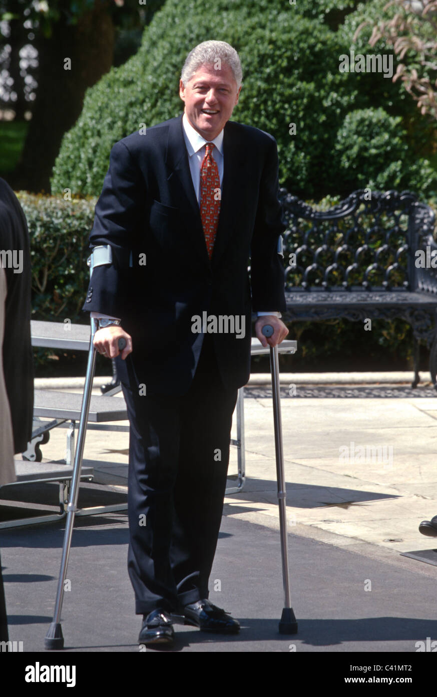 president-bill-clinton-on-crutches-at-the-white-house-in-washington-C41MT2.jpg