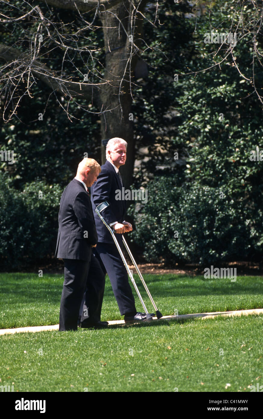 President bill clinton on crutches hires stock photography and images Alamy