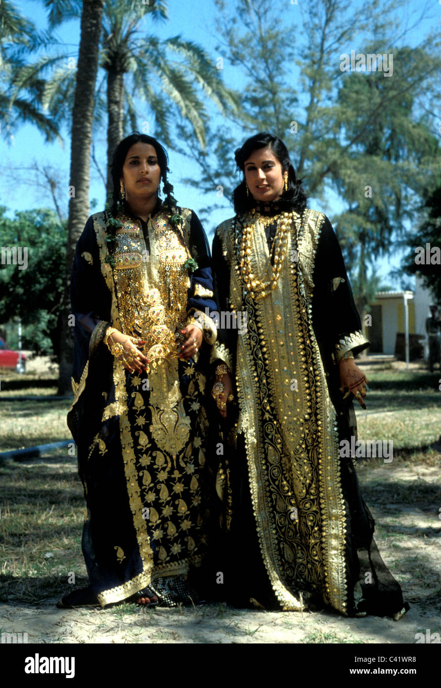 Traditional dress bahrain hi-res stock photography and images - Page 2 -  Alamy