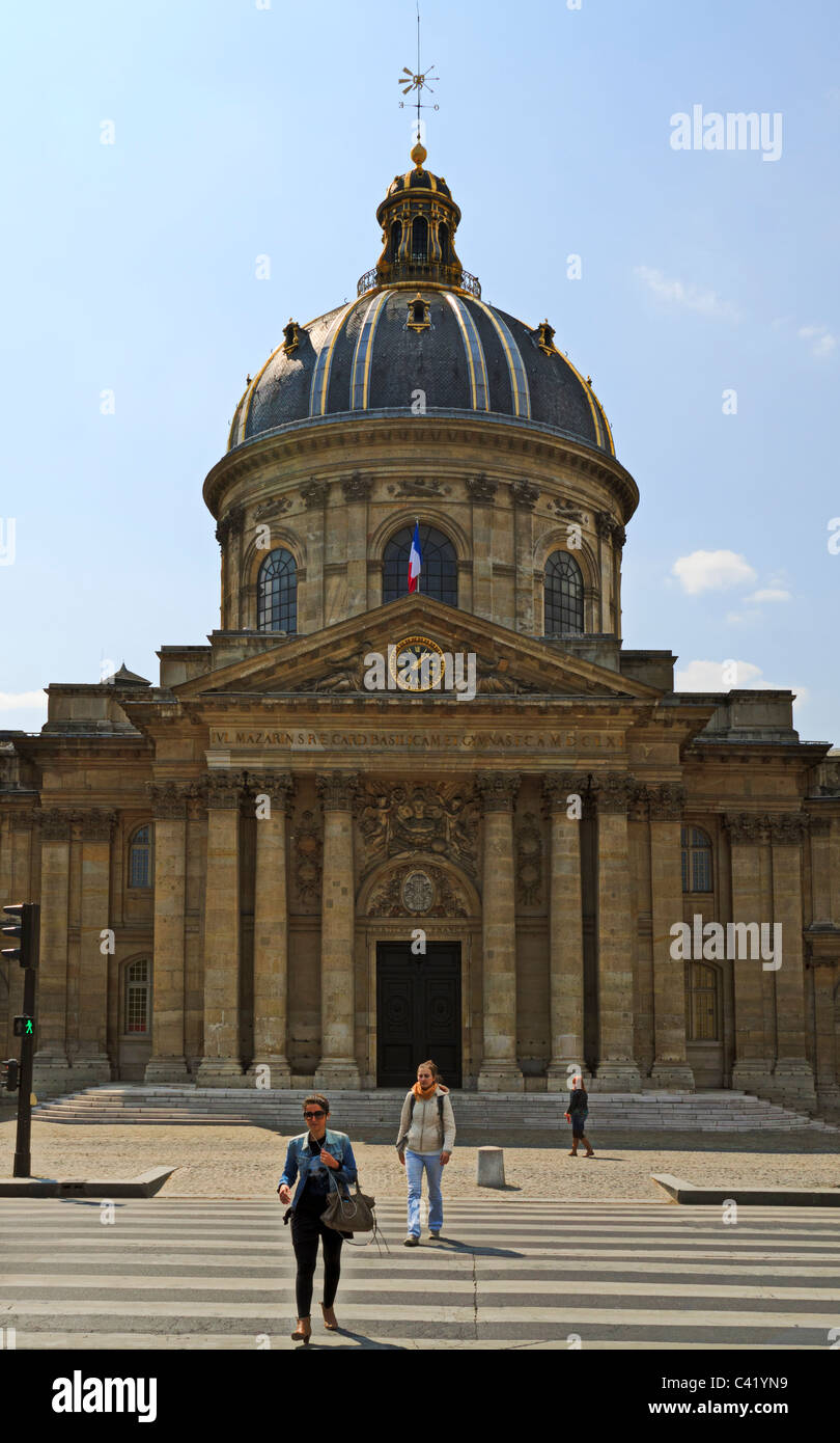 Institut de France, Paris, Le Parlement des Savants. A French learned society, grouping five academies. Stock Photo