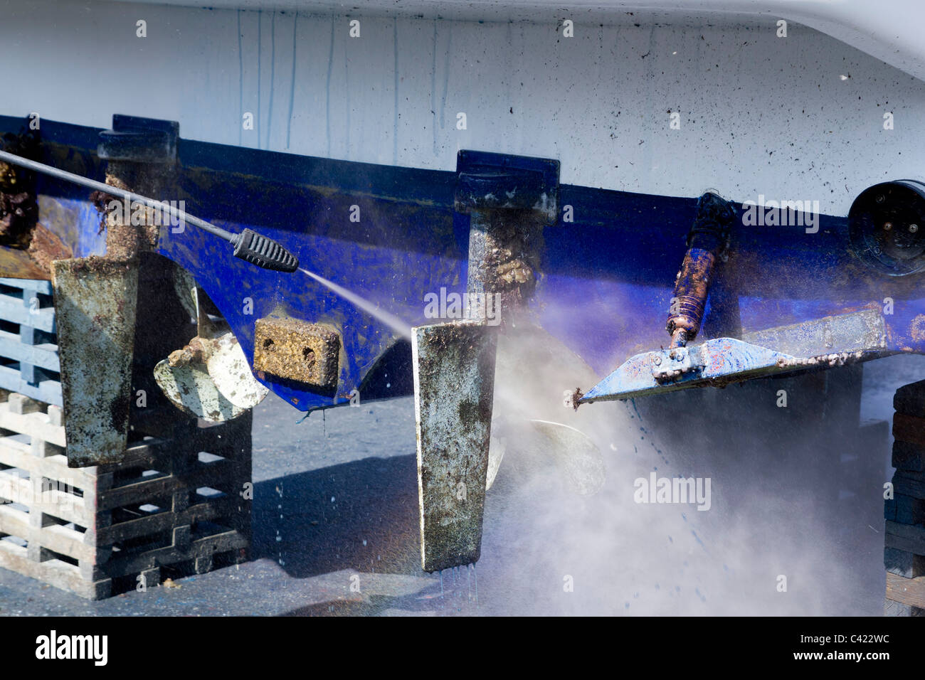 Boat hull cleaning water pressure washer barnacles antifouling and