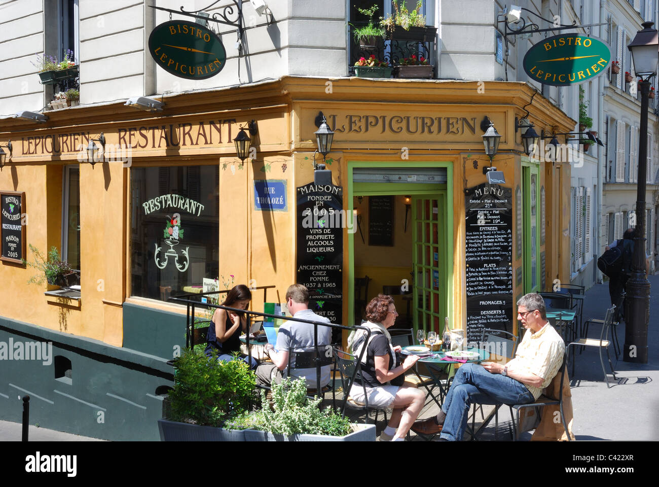 People eating outside a bistro restaurant in Montmartre, Paris Stock ...