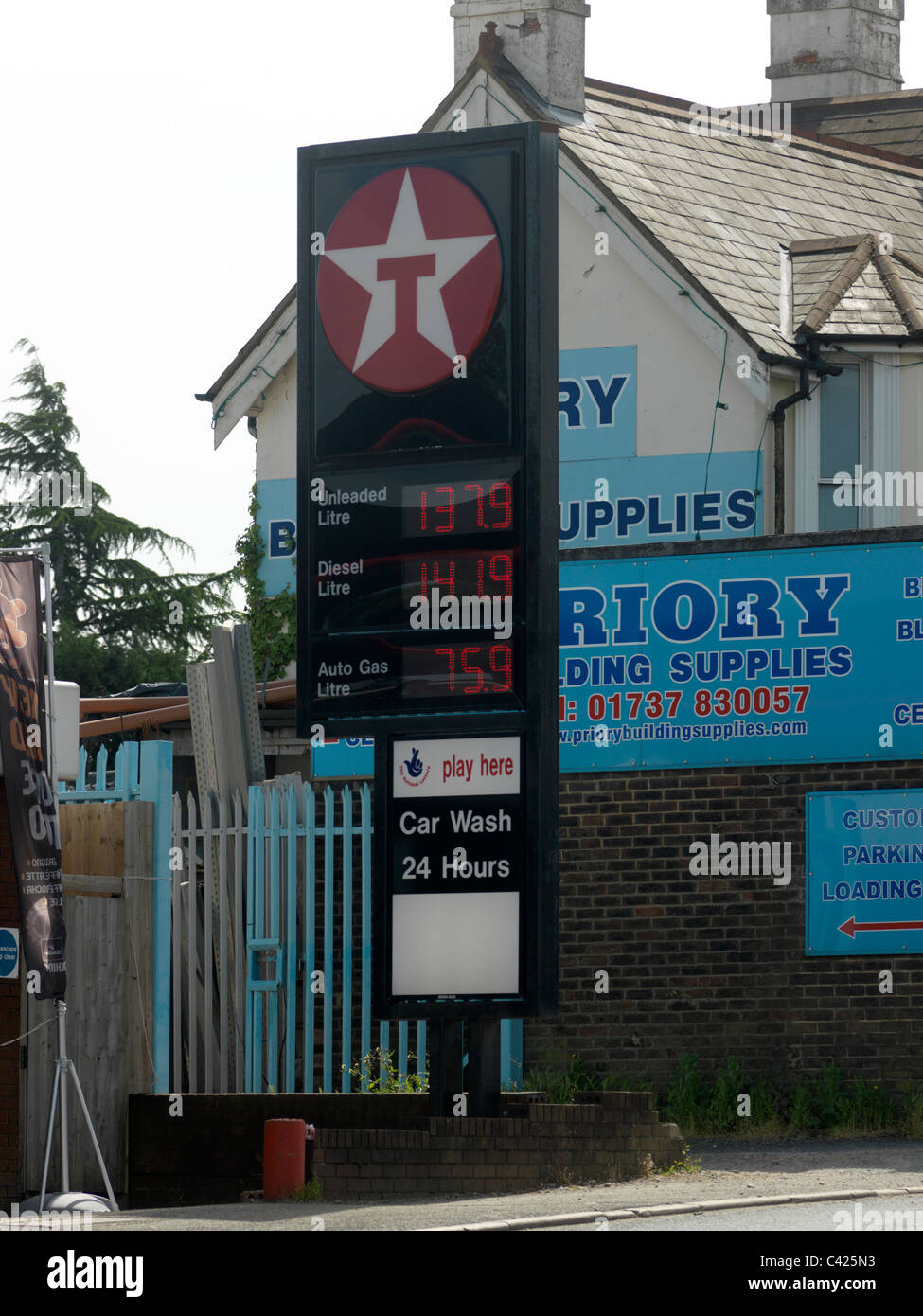 Open 24 hour sign petrol station hires stock photography and images