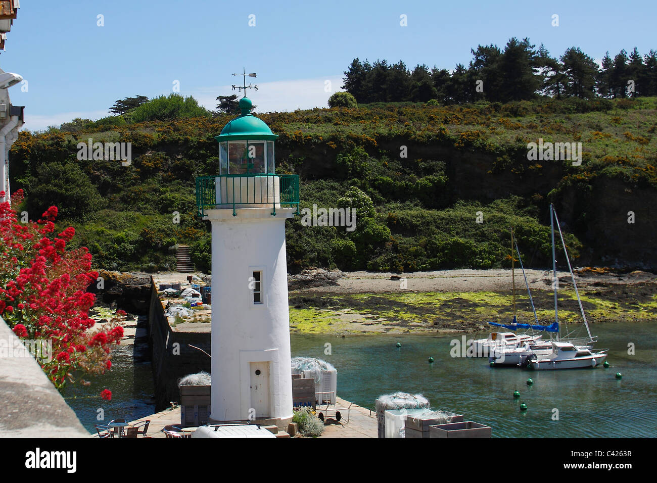 lighthouse green in entrance harbour Sauzon Stock Photo