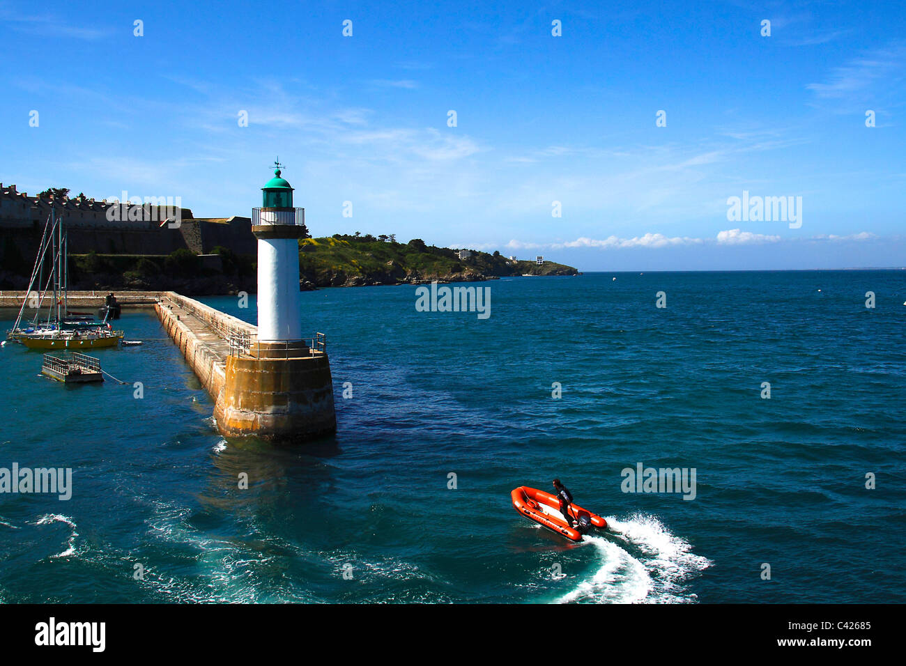 green Lighthouse entrance to the harbour belle-ile Stock Photo