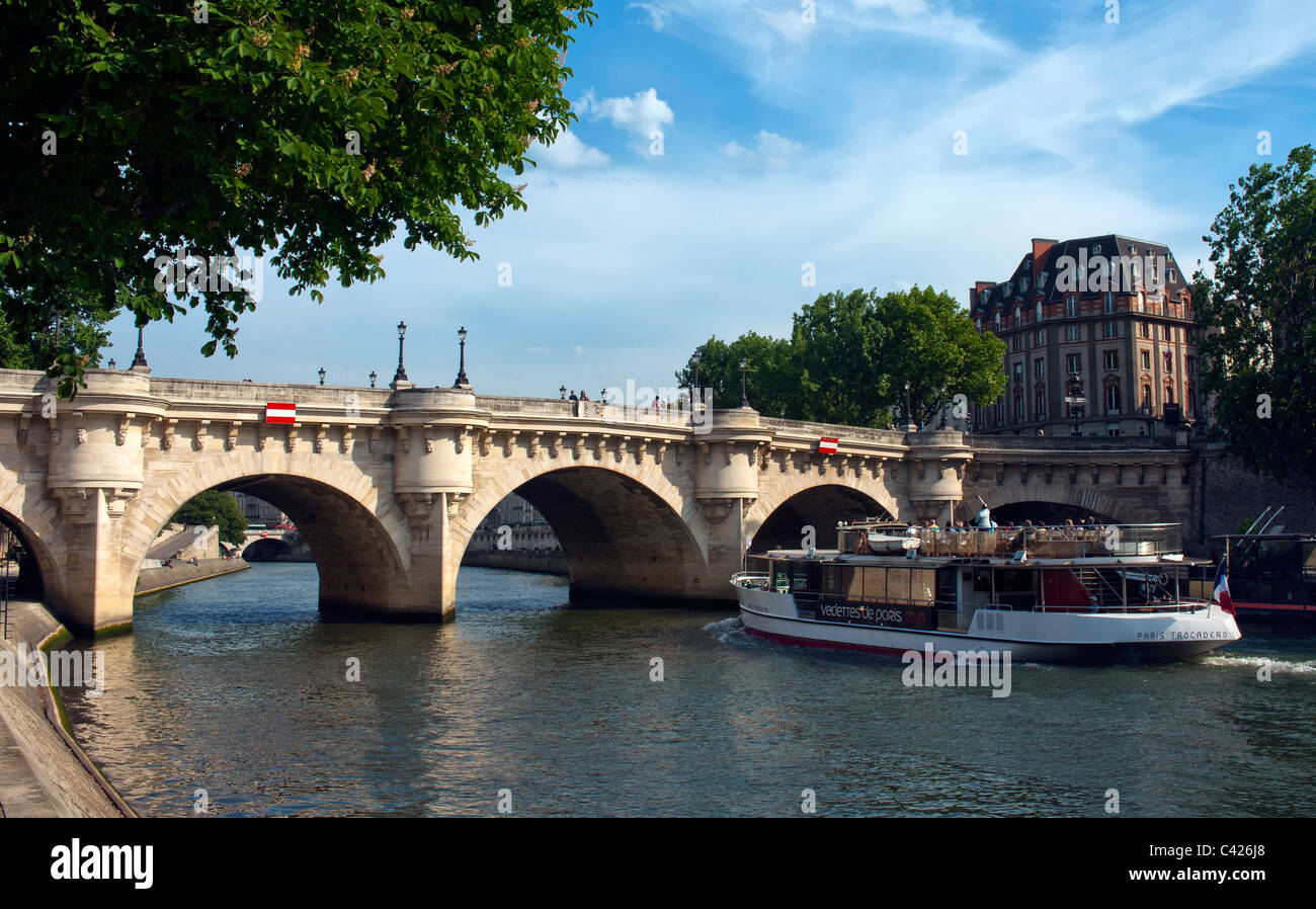 Bateaux Mouche Pleasure Cruise Boats Hi res Stock Photography And 