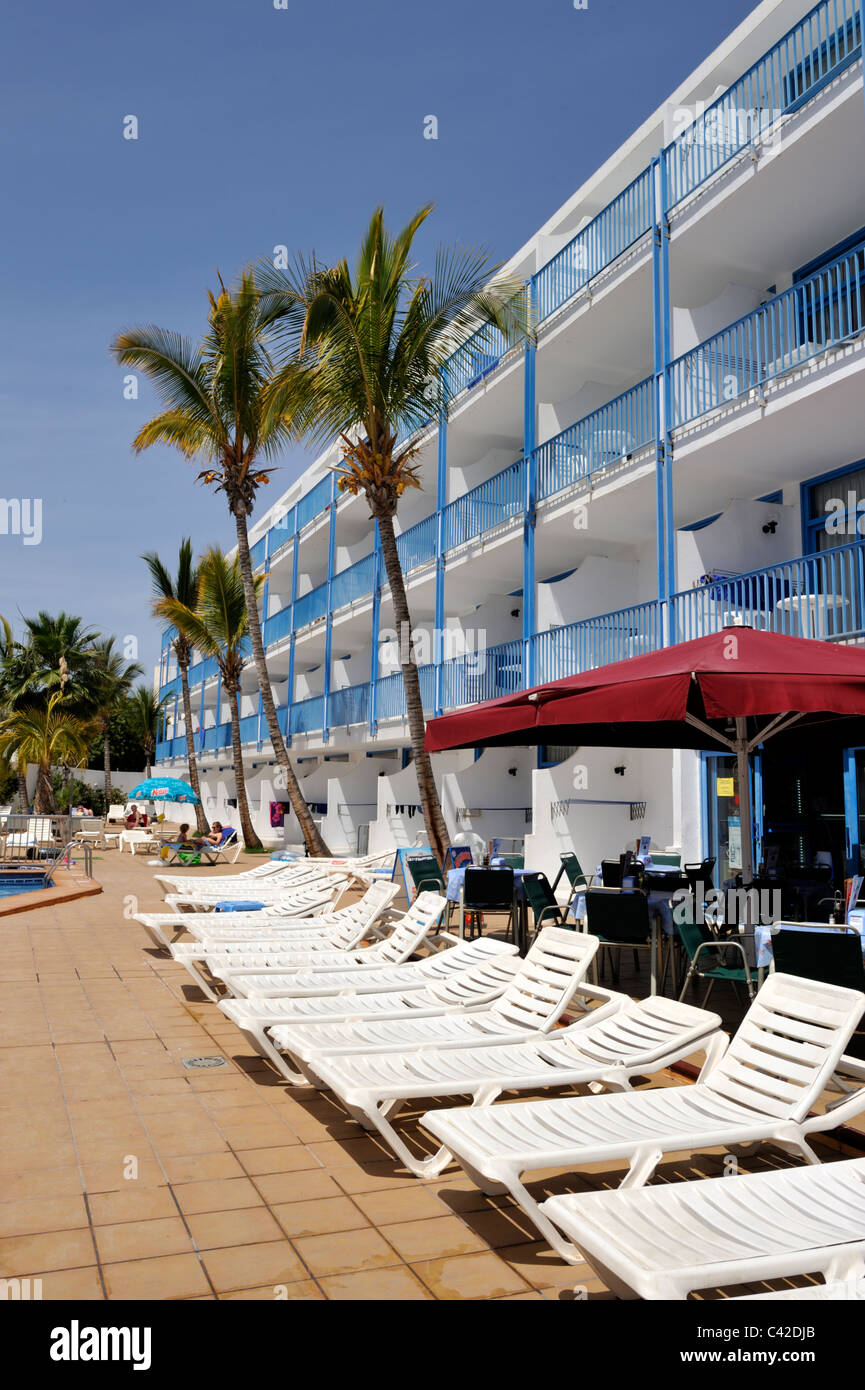 Deck around tree hi-res stock photography and images - Alamy