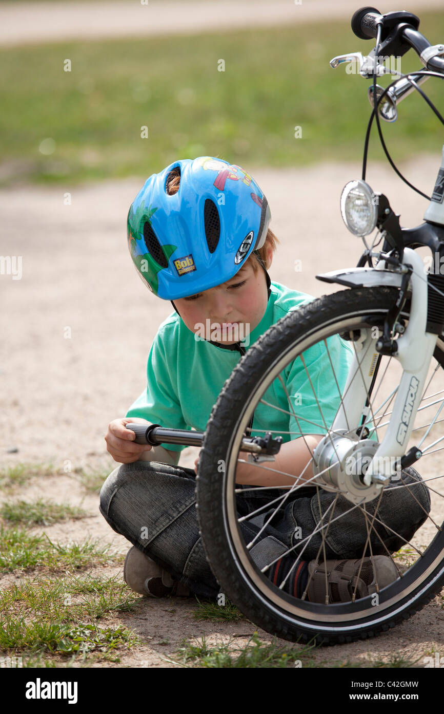 Inflating bike tire hires stock photography and images Alamy