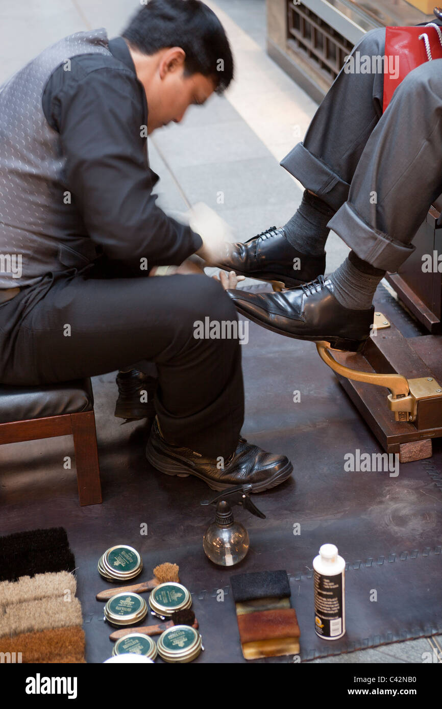 Shoe polish london hi-res stock photography and images - Alamy