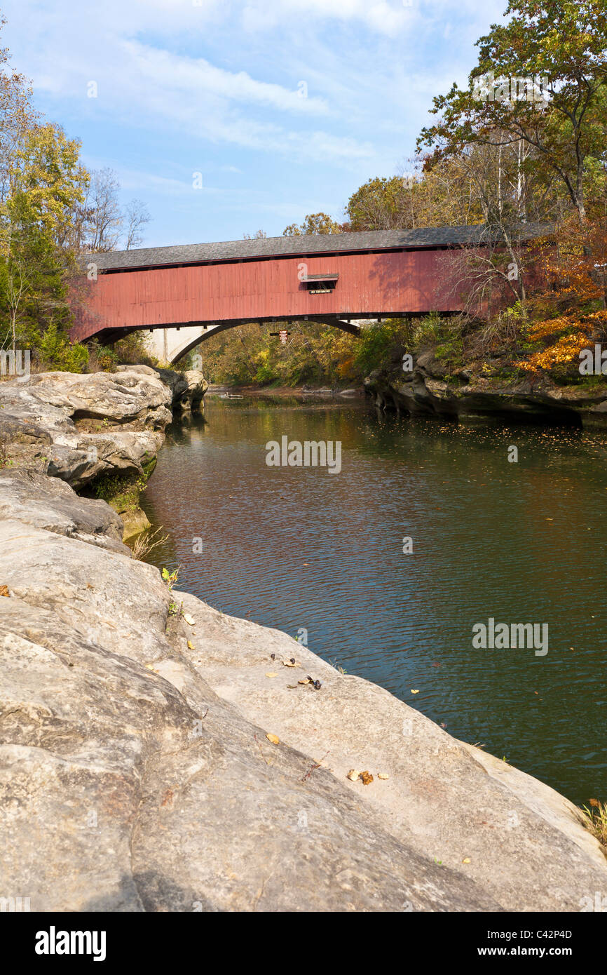 Narrows Covered Bridge, built in 1882 over Sugar Creek at Turkey Run State Park in Parke County, Indiana, USA Stock Photo