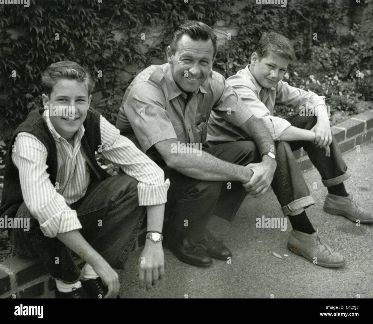 WILLIAM HOLDEN (1918-1981) US film actor with sons Peter (at left) and Scott at their Tomuca Lake home about 1962 Stock Photo