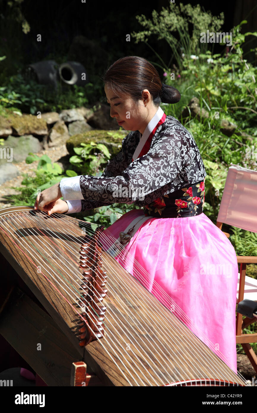Korean harp, Kayageum, Hae-woo-so, Korean Artisan Garden, Chelsea Flower Shower 2011 Stock Photo