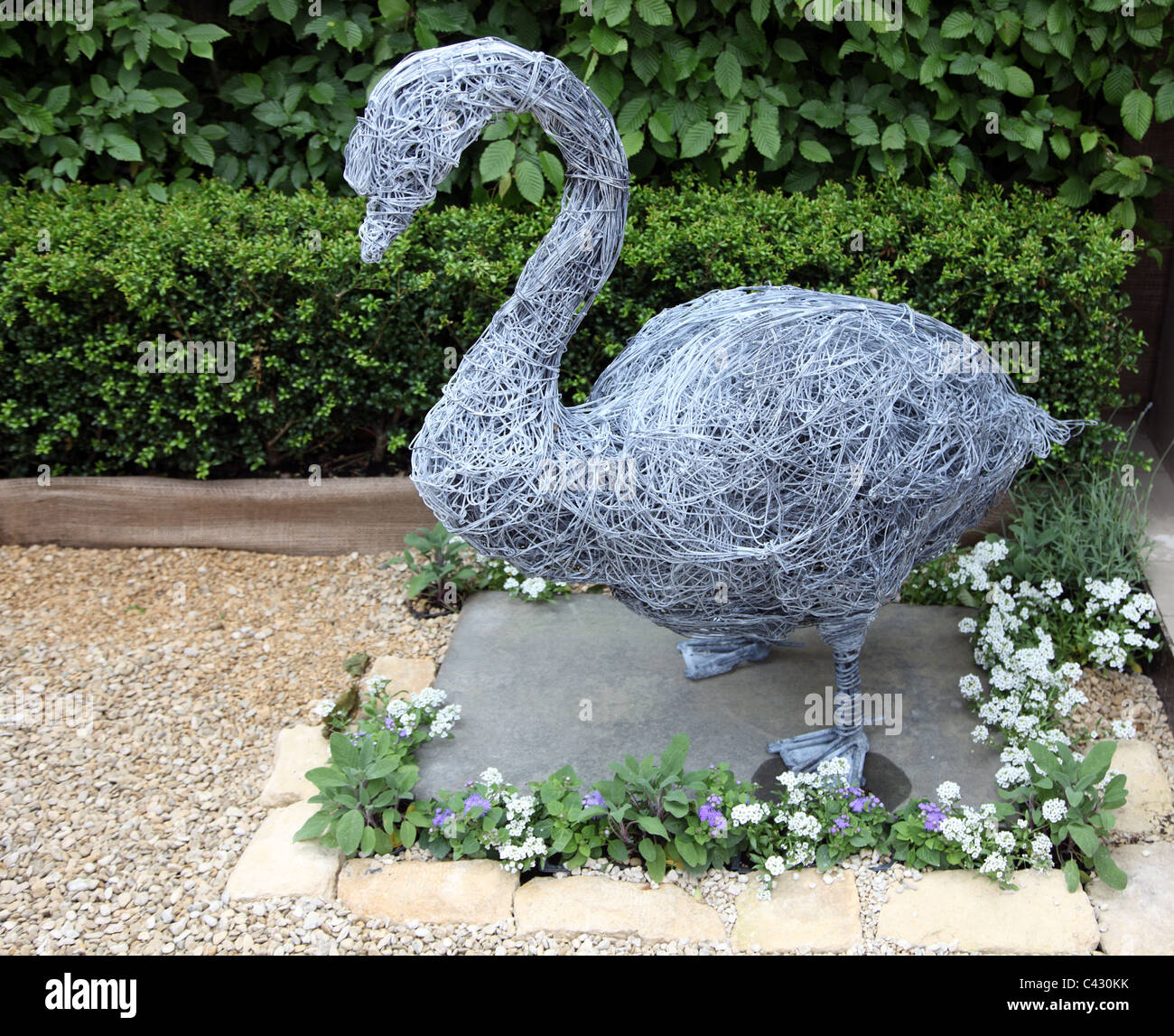 Rupert Till wire swan sculpture, Chelsea Flower Shower 2011 Stock Photo