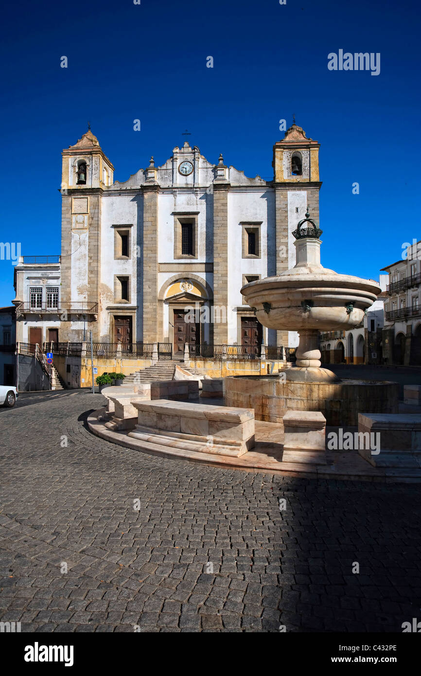 Praça do Giraldo and Ingreja Santo Antao, Evora (UNESCO World Heritage), Alentejo, Portugal Stock Photo