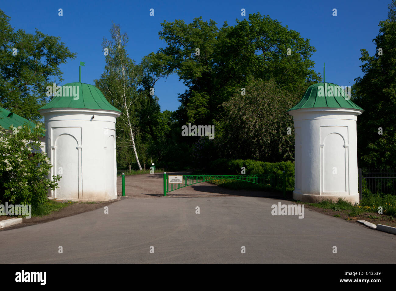 Main entrance gate to Leo Tolstoy's Estate in Yasnaya, Polyana, Russia Stock Photo