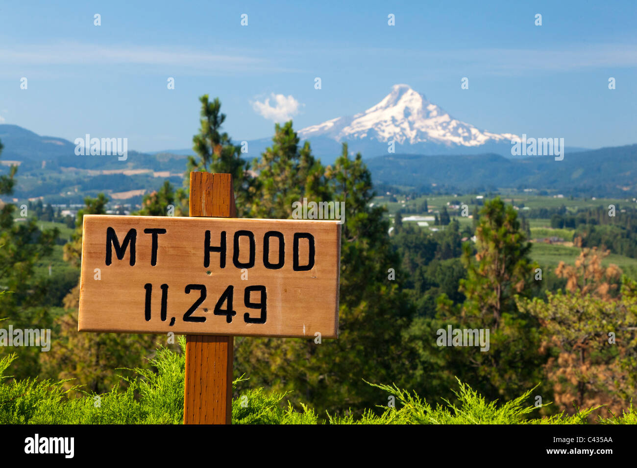 Sign for Mount Hood at Hood River Panorama Point park Oregon USA Stock Photo
