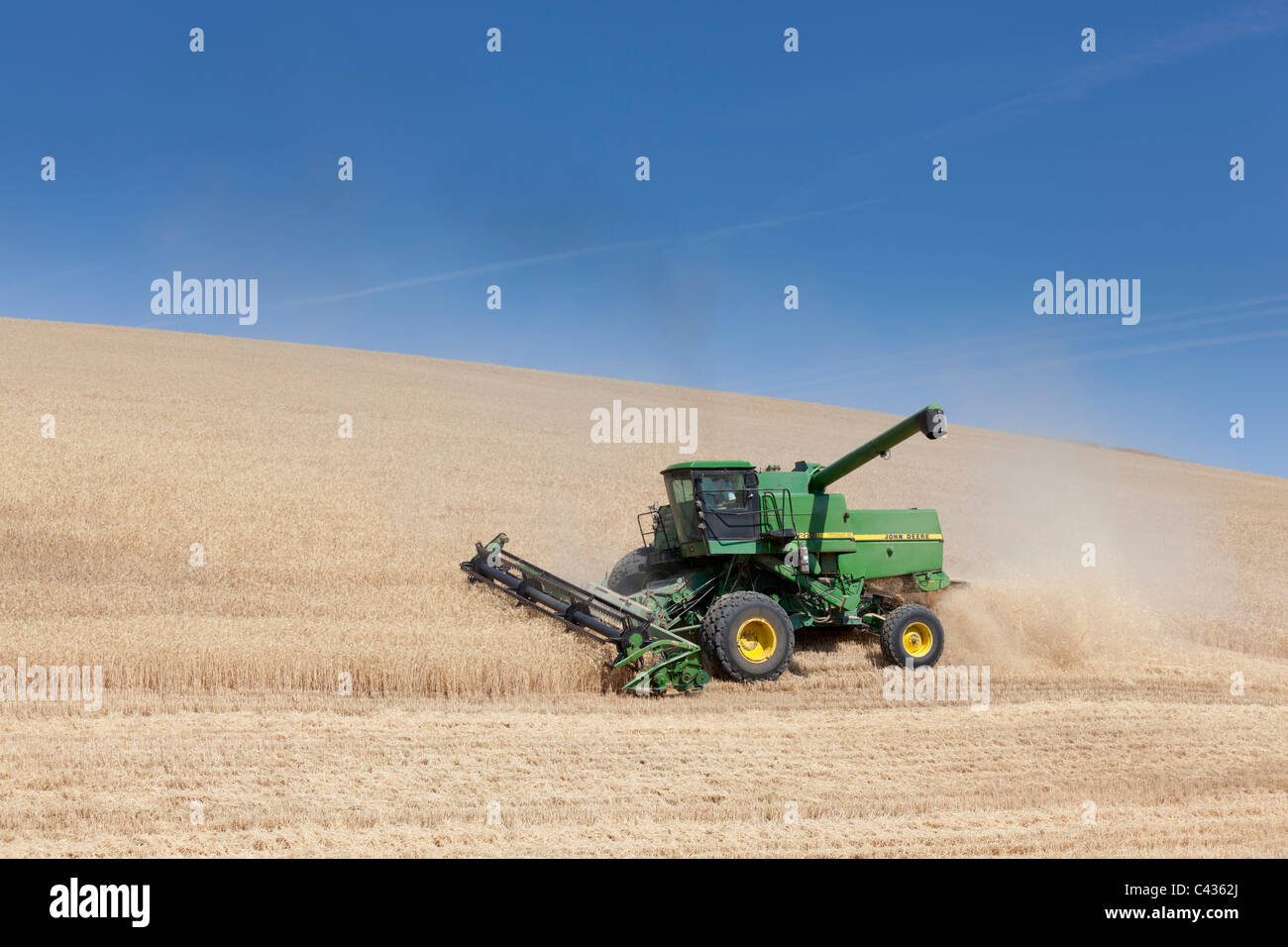 John Deere 7722 Titan II combine harvester in the Palouse Washington USA Stock Photo