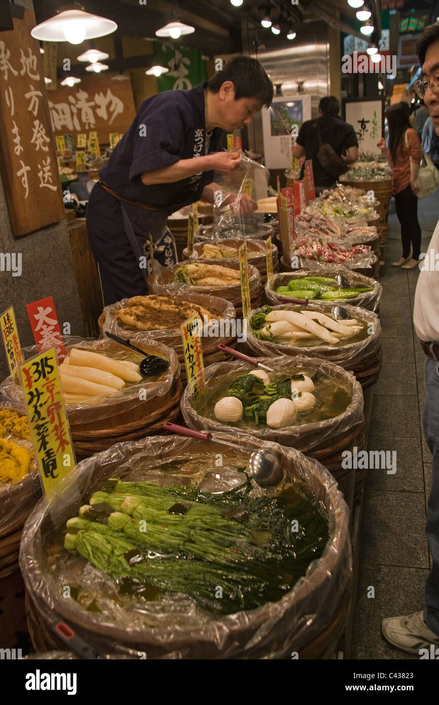 Fresh vegetables at the Nishiki Ichiba food market in Kyoto Stock Photo ...