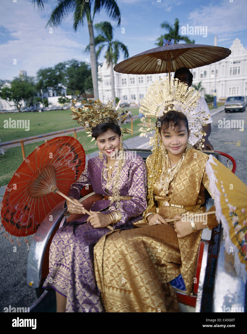 Malay traditional costume hi-res stock photography and images - Alamy
