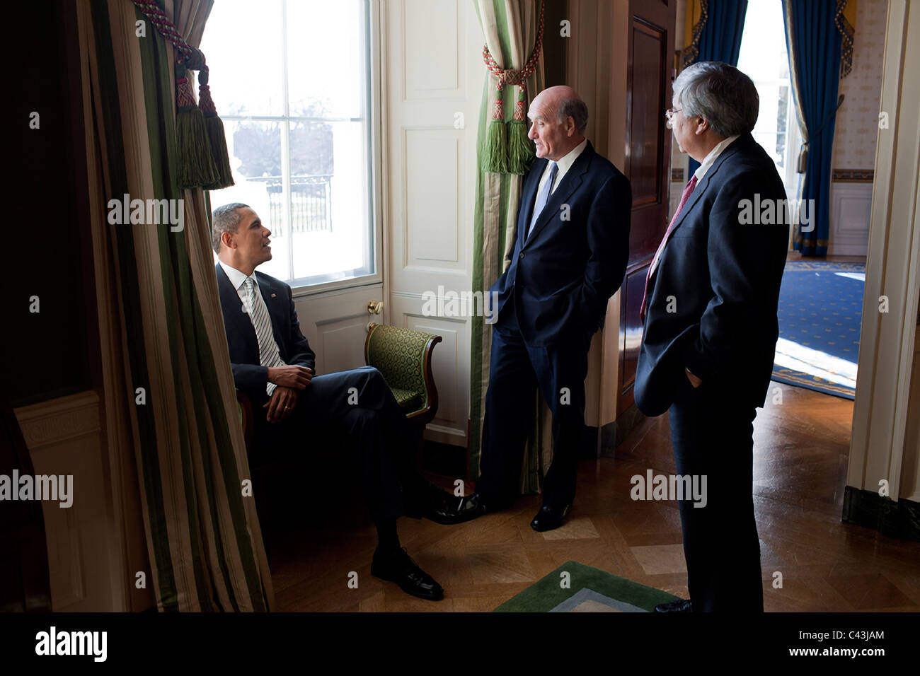 President Barack Obama waits in the Green Room of the White House with interim Chief of Staff Pete Rouse, right, and Bill Daley Stock Photo