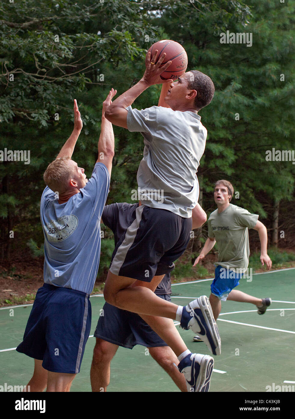 President Barack Obama plays basketball with White House staffers while on  vacation on Martha's Vineyard Stock Photo - Alamy