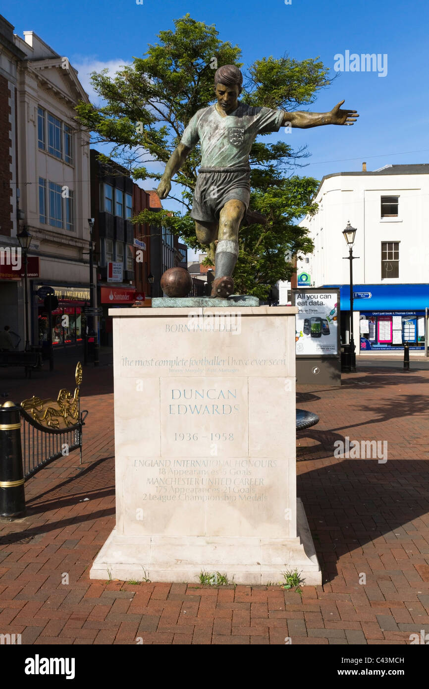 A statue of Duncan Edwards in Dudley town centre Stock Photo