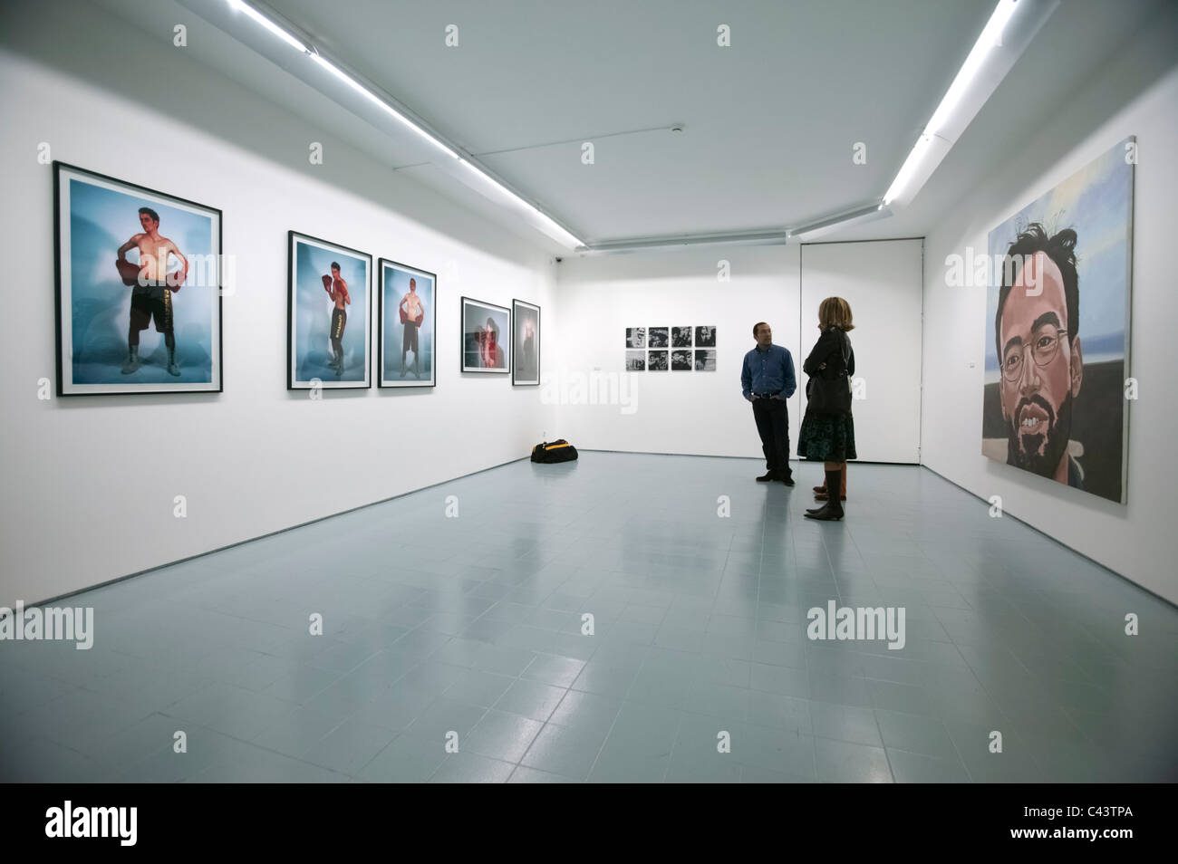 People in an art gallery hi-res stock photography and images - Alamy