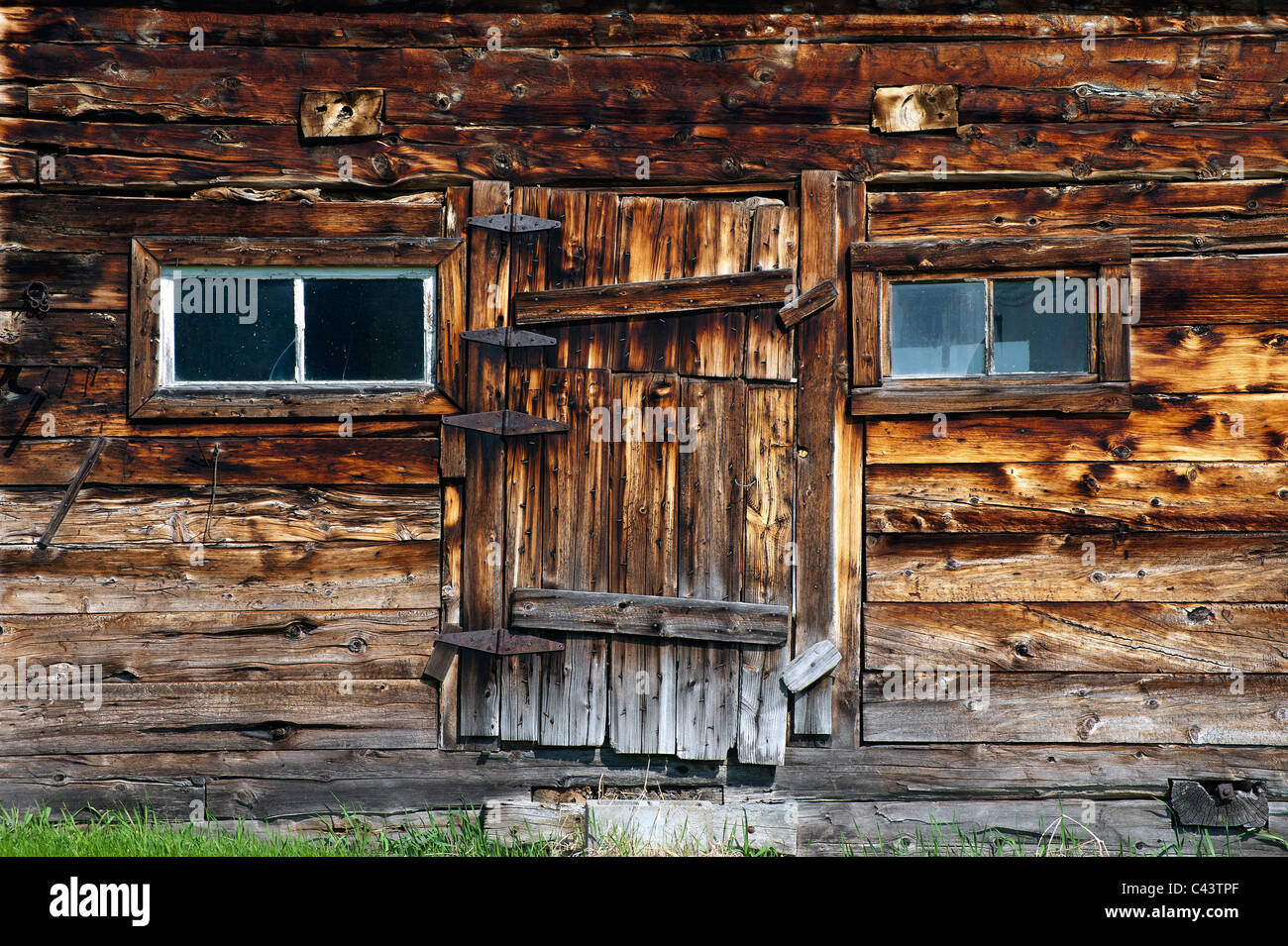 Weathered barn journal avec loft échelle. Un old weathered barn journal  maintenant entouré de bois a une échelle fixée pour l'accès à un op Photo  Stock - Alamy