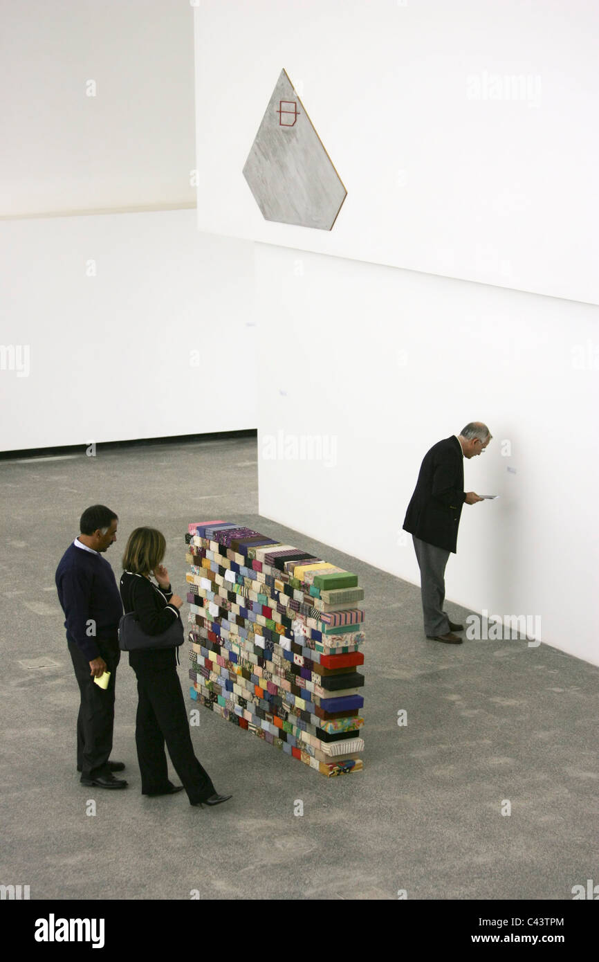 People in an art gallery hi-res stock photography and images - Alamy
