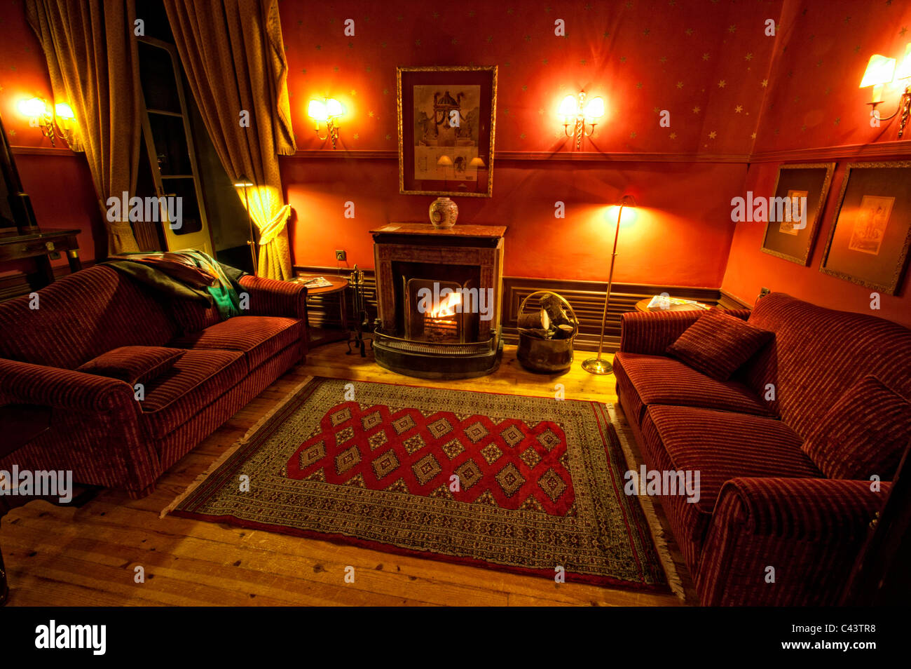 wallpapers Cozy Living Room Night Time https www alamy com stock photo cosy living room with fireplace 36964684 html