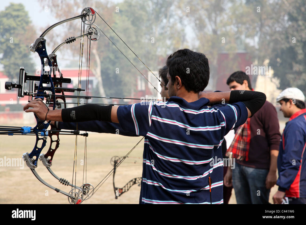 Bows and arrows hires stock photography and images Alamy