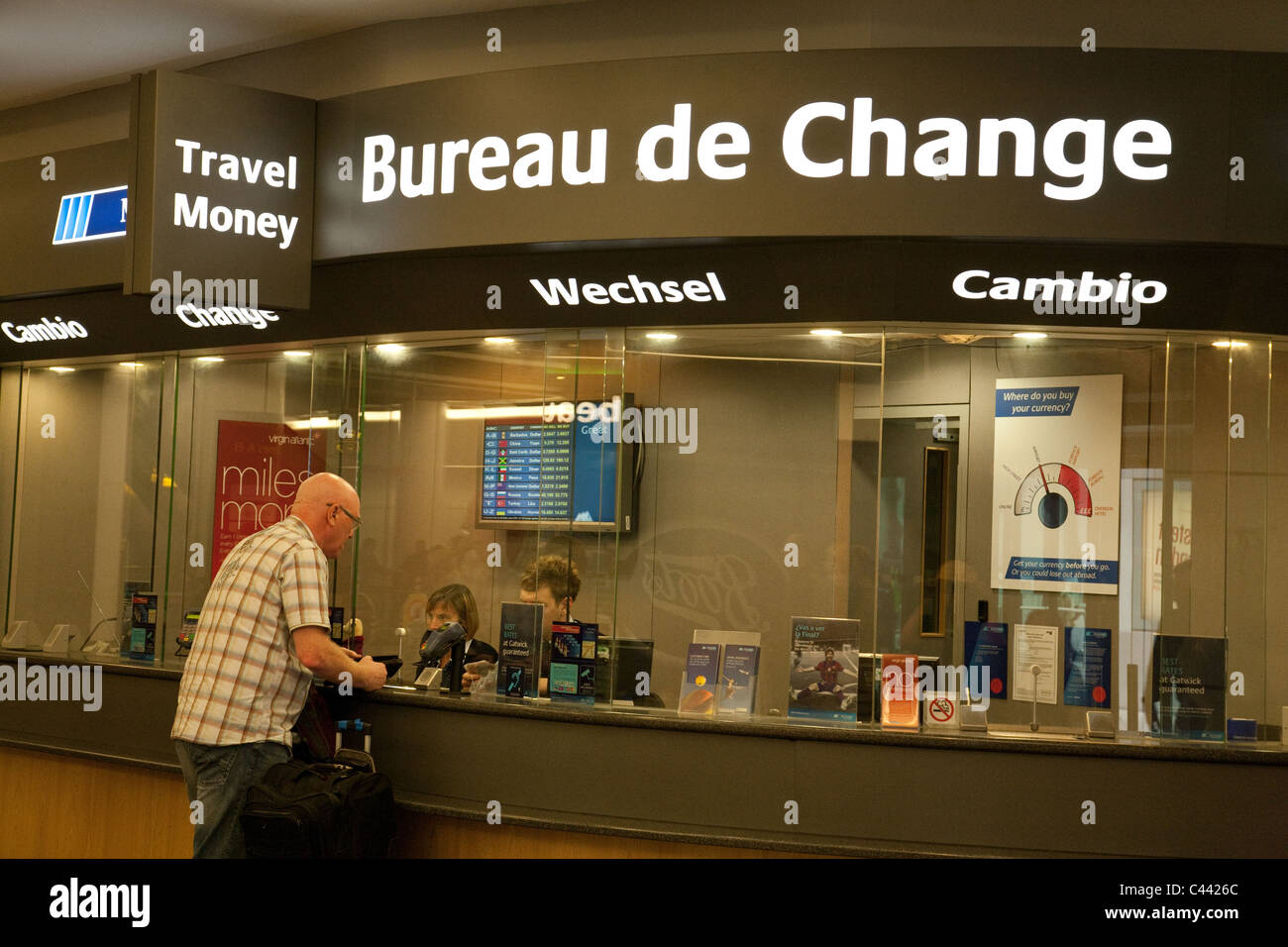 Bureau de change airport hi-res stock photography and images - Alamy