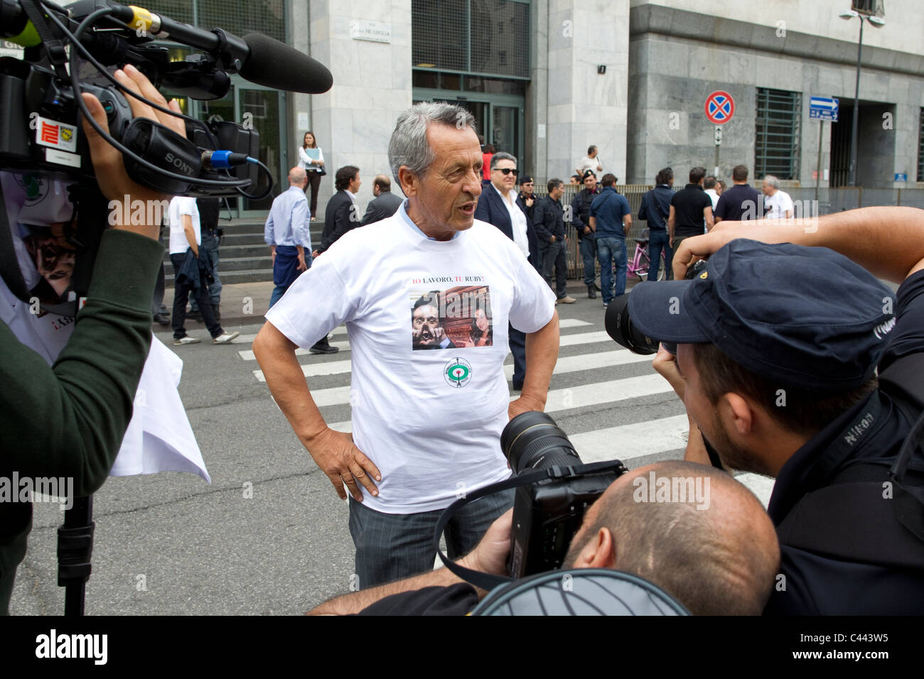 Police and protesters outside the Palazzo Guidiziari Milan Law Courts at the trial of Silvio Berlusconi. Photo:Jeff Gilbert Stock Photo