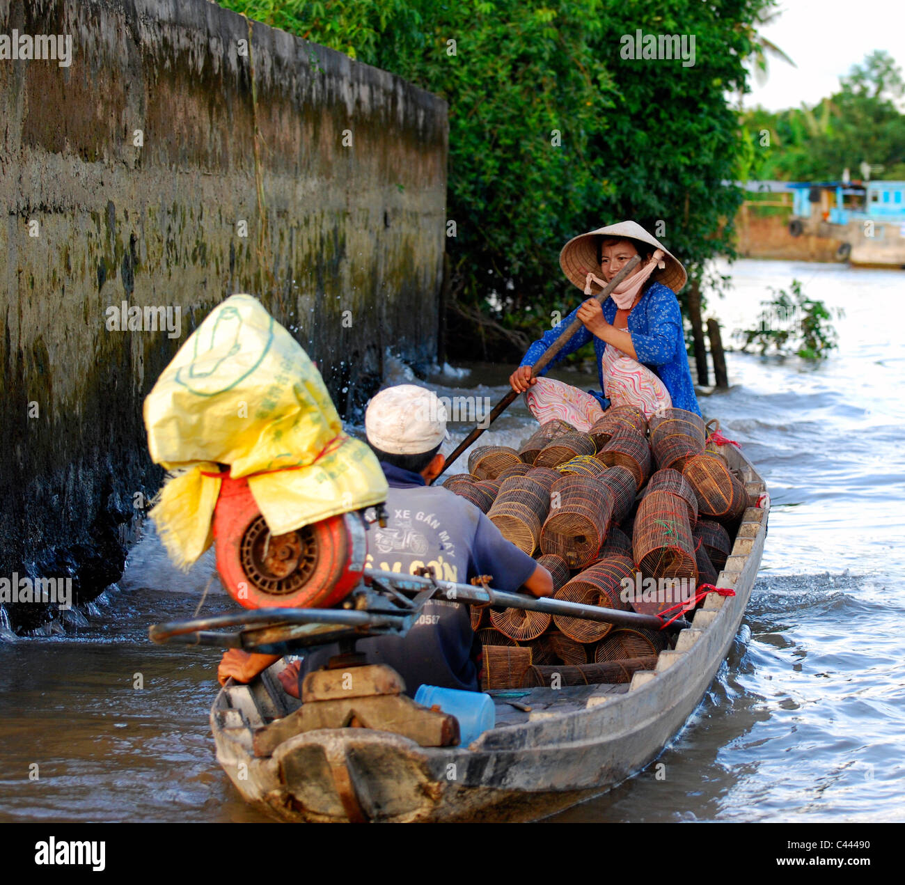 Vietnam Mekong Delta - boat people working Stock Photo - Alamy