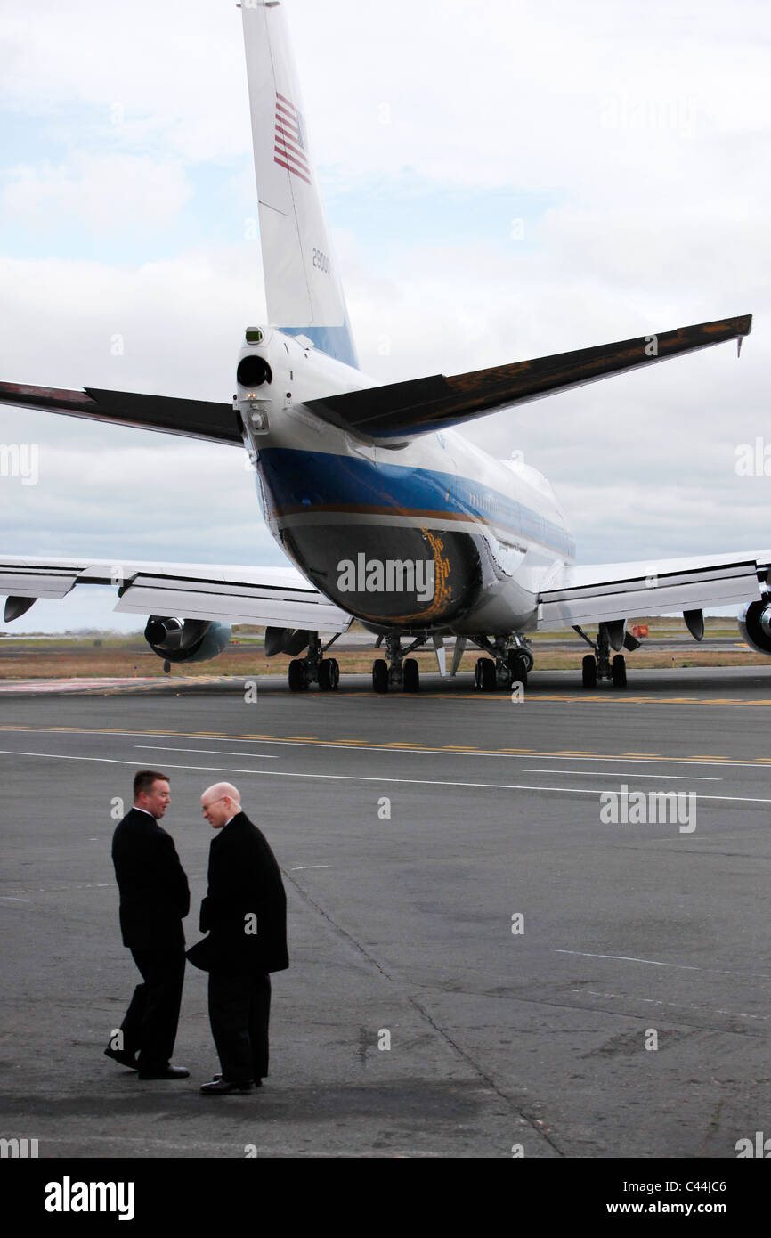 Secret Service agents turn away as Air Force One taxis on the tarmac Stock Photo