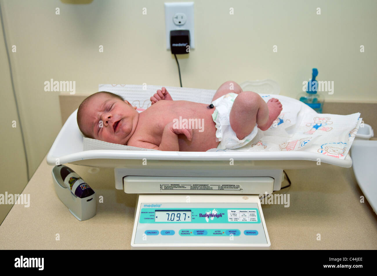 https://c8.alamy.com/comp/C44JEE/one-week-old-baby-being-weighed-during-first-visit-to-the-pediatrician-C44JEE.jpg