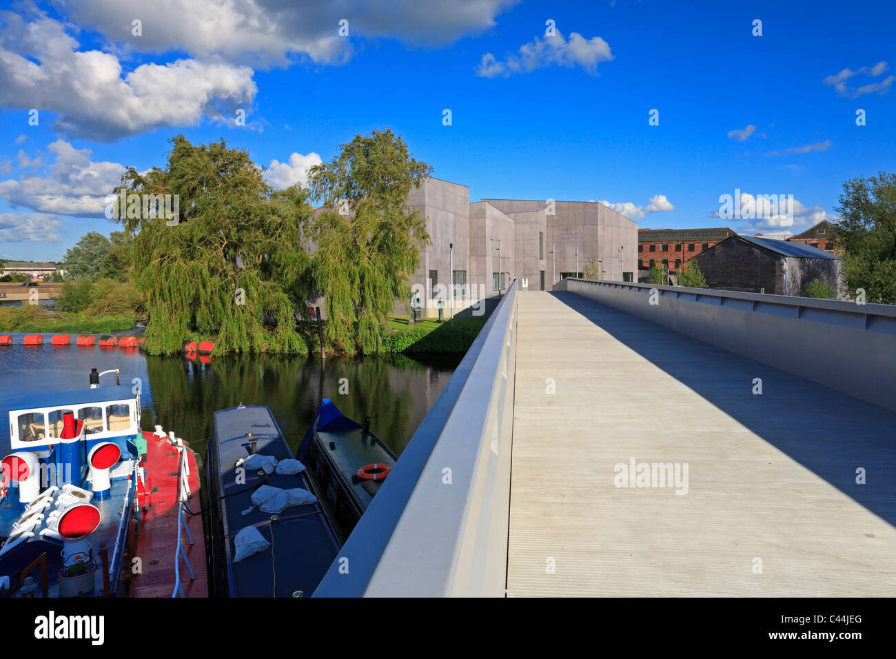 The Hepworth Wakefield and walkway over the River Calder, Wakefield