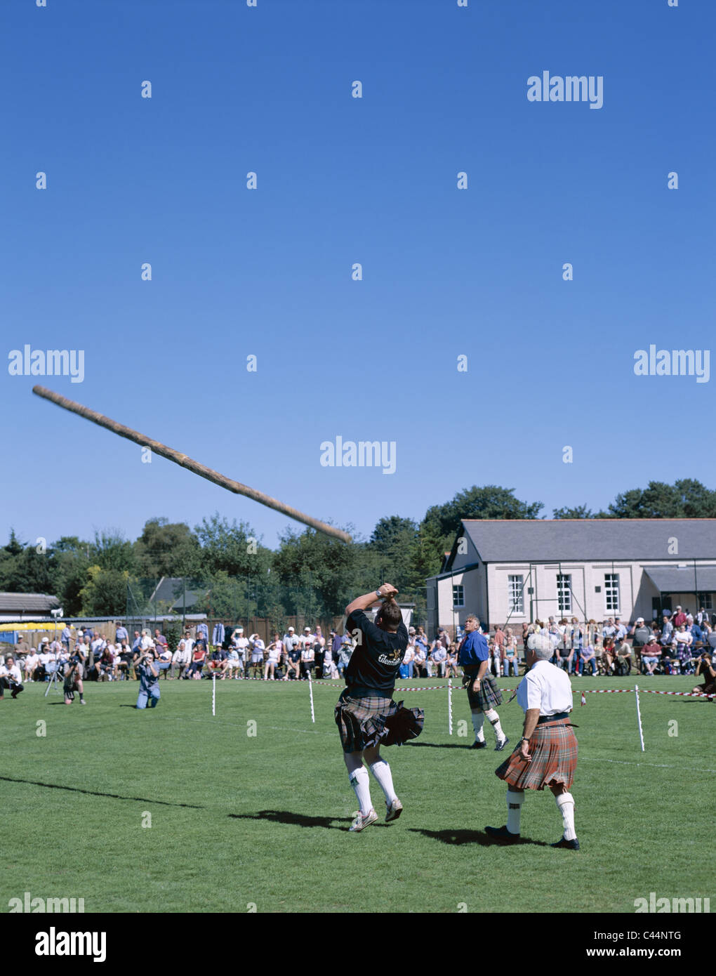 Tossing the caber highland games hi-res stock photography and images ...