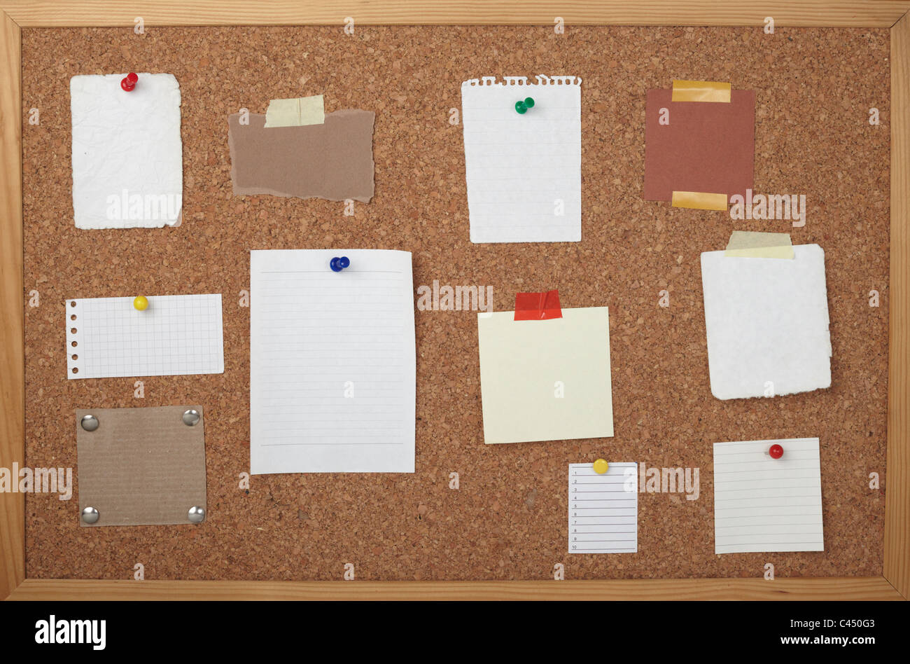 note papers on a cork board Stock Photo Alamy