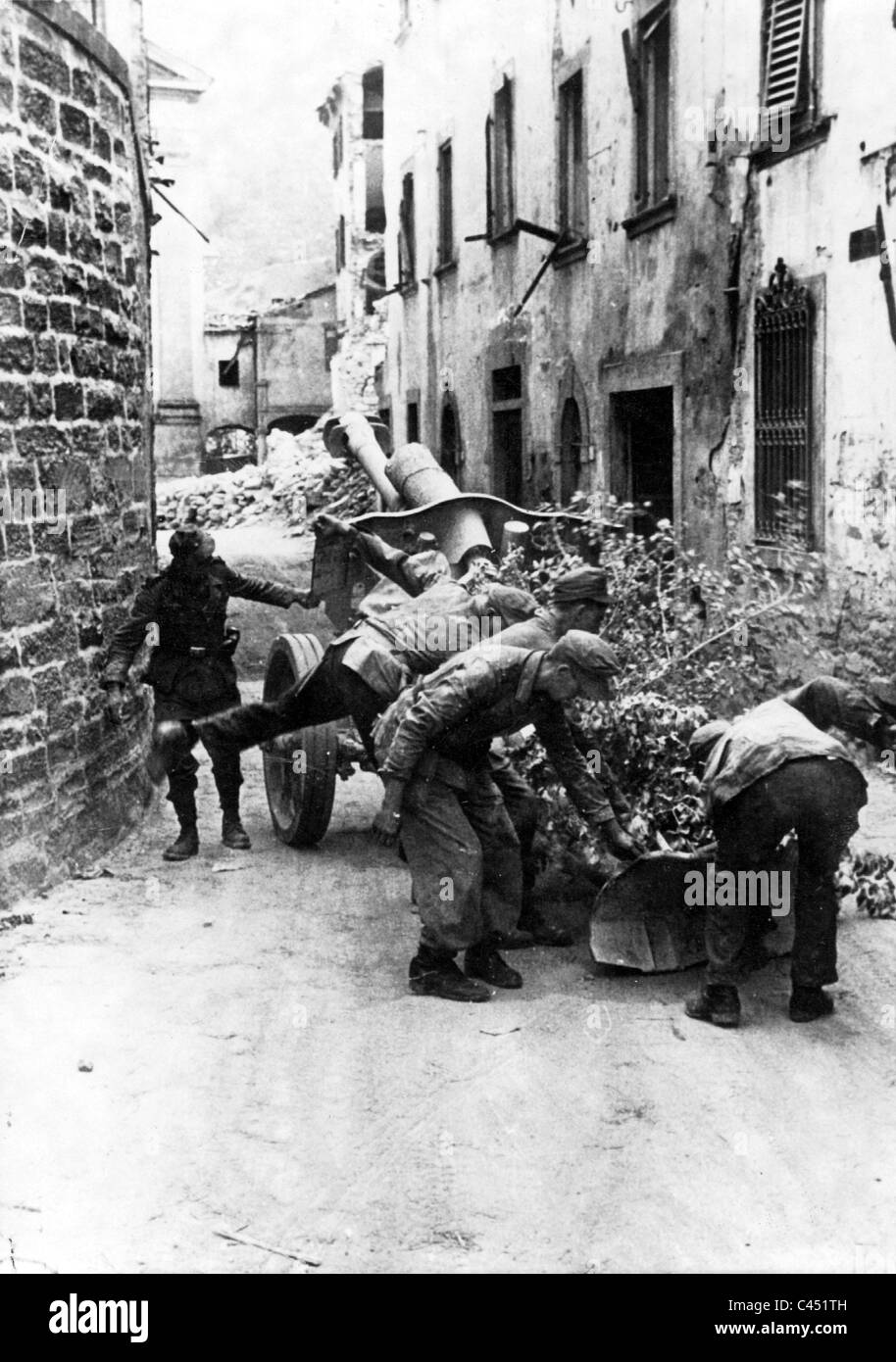 German gun in an Italian town, 1944 Stock Photo