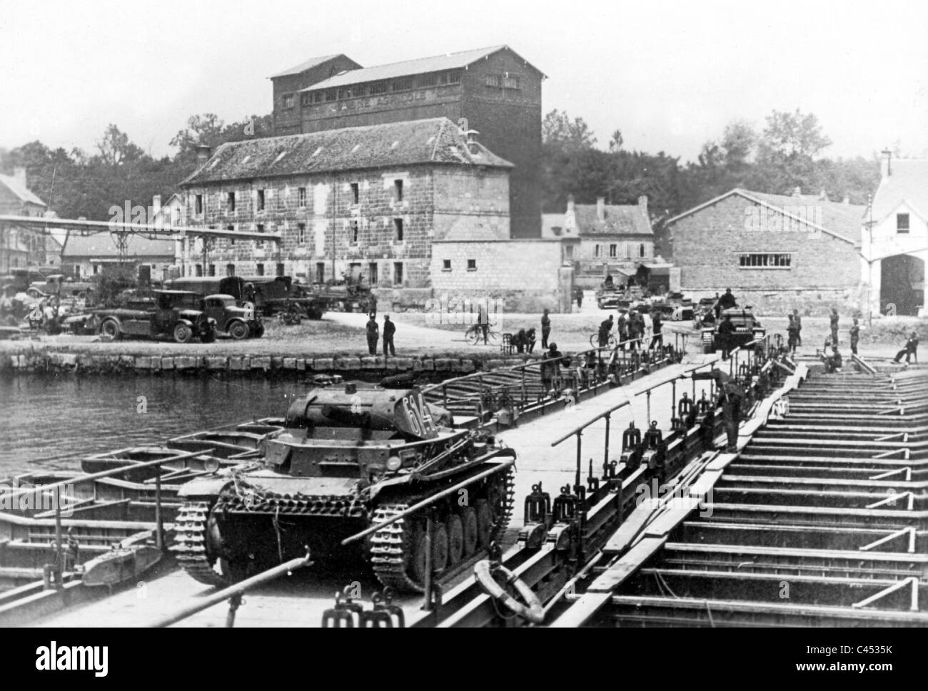 German tank crosses the Aisne, 1940 Stock Photo