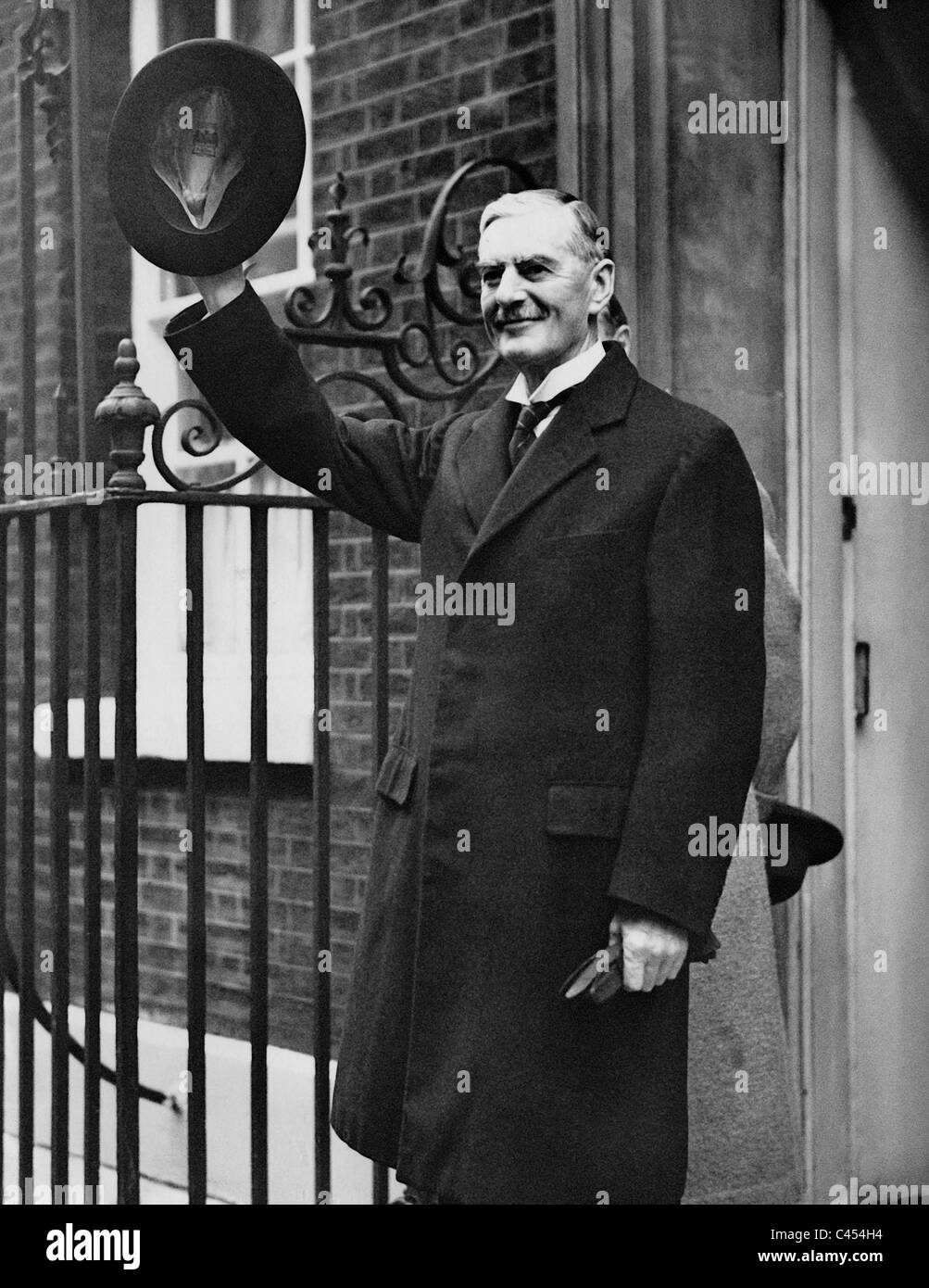 Chamberlain leaves the Downing Street waving , 1938 Stock Photo