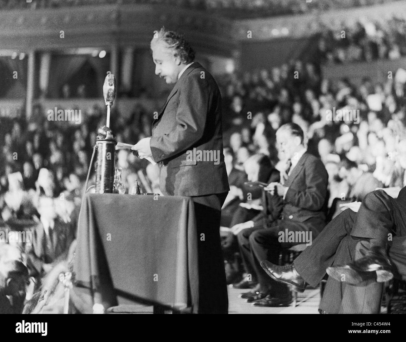 Albert Einstein speaks at the Royal Albert Hall, 1933 Stock Photo