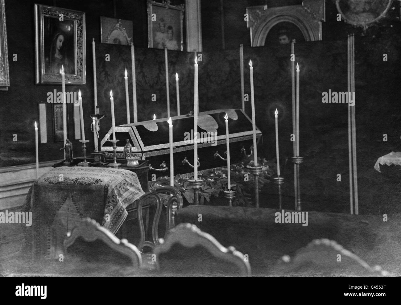 Laying out of the coffin of Emperor Franz Joseph I in the Schoenbrunn Palace, 1916 Stock Photo